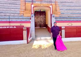 Antonio Rodríguez posando para esta entrevista de Hoy en la plaza de toros de Almendralejo.