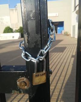 Candado con el mensaje 'no lgtbt' con el que amaneció ayer el recinto de la Zona Joven.