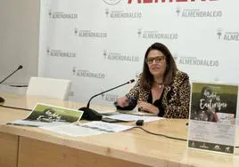 Josefina Barragán, concejala de turismo, presentando las actividades