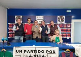 Lola Dorado, presidenta de ELA Extremadura, junto a los organizadores del partido