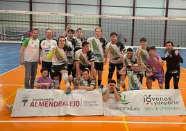 La plantilla del CV Almendralejo celebra el triunfo en el derbi que sellaba la permanencia