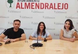 Luis y Sara junto a la concejala de Festejos en la presentación
