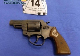 Imagen del arma intervenida a uno de los detenidos