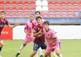 Imagen del choque entre almendralejenses y oliventinos jugado en el Francisco de la Hera