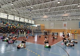 Un momento del calentamiento antes del incio del partido en Almoradí