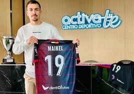 Maikel durante su presentación