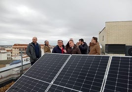 Un momento de la visita a las viviendas con el consejero y el alcalde en primer plano