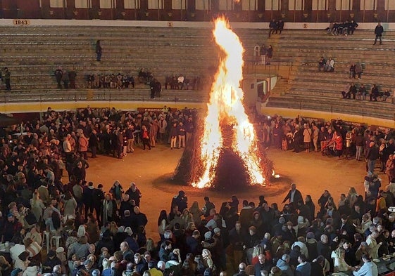 Candela oficial en la plaza de toros