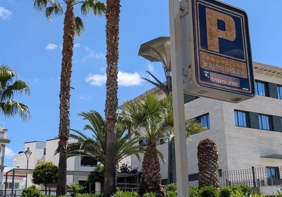 Cartel de entrada al parking con el indicativo permanente de completo