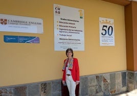 Carmen Vidal a la entrada del Centro Universitario Santa Ana en Almendralejo