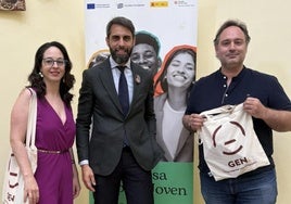 Salguero, en el centro, junto a miembros de Ayuda en Acción