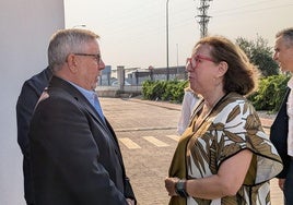 La consejera saluda a responsables de la cooperativa a su llegada a Almendralejo