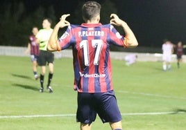 Platero festejando uno de los goles conseguidos durante la temporada