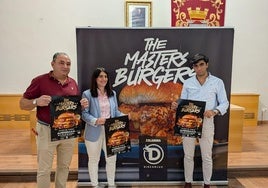 La edil de Festejos junto a los promotores durante la presentación