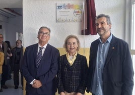 Alcalde, consejera y director bajo la placa conmemorativa de los 75 años