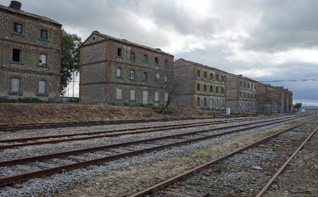 Viviendas abandonadas en el antiguo poblado ferroviario de Arroyo-Malpartida.
