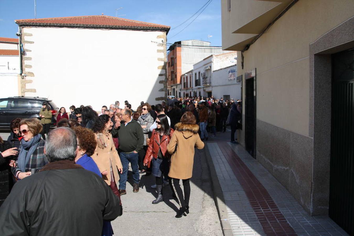 Las largas colas llegaron a dar la vuelta a la calle