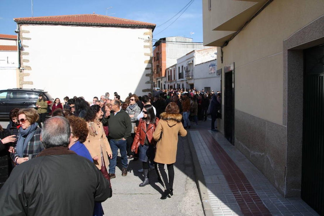Las largas colas llegaron a dar la vuelta a la calle