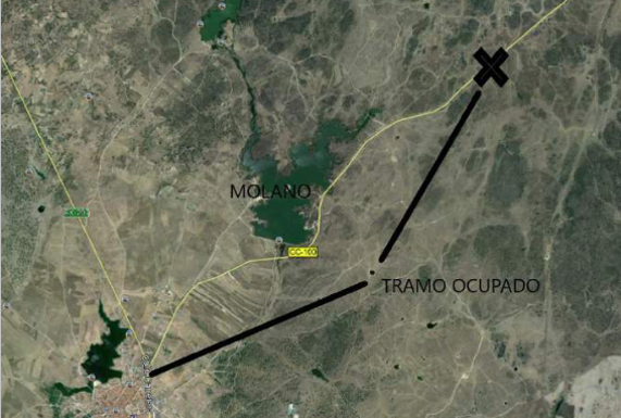 Carrera con bicicleta por la localidad, carretera del Casar (CC-100, los dos carriles).