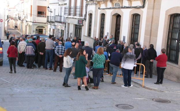 Imagen principal - Arroyo volvió a echarse a la calle por la defensa de las pensiones
