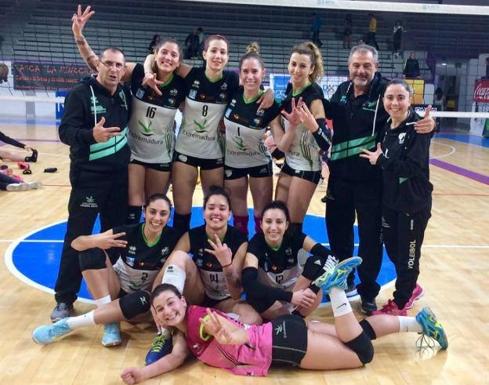 La plantilla y el cuerpo técnico tras una victoria de esta temporada. 