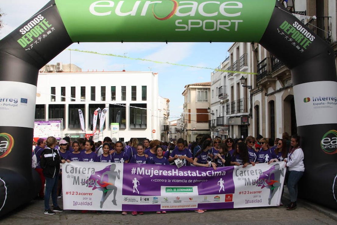 El pasado 30 de marzo se celebró la IV Carrera de la Mujer de Arroyo de la Luz, con más de 1.400 participantes, organizada por la Fundación Jóvenes y Deporte en colaboración con el Instituto de la Mujer de Extremadura y el Ayuntamiento de la localidad, con el apoyo de la Diputación de Cáceres y, este año además, con la participación y patrocinio de Banco Santander. La salida fue desde la Plaza de la Constitución, con un recorrido de 3 kilómetros por el centro de la ciudad. La madrina autonómica fue Esperanza Mendoza, árbitra extremeña de baloncesto internacional y única mujer que arbitra encuentros de liga ACB, que no pudo asistir por problemas de agenda, y la madrina local Chelo Carrasco, presidenta de la Asociación de la Mujer de Arroyo de la Luz. 