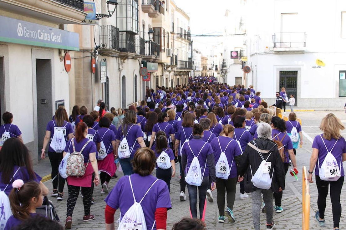 El pasado 30 de marzo se celebró la IV Carrera de la Mujer de Arroyo de la Luz, con más de 1.400 participantes, organizada por la Fundación Jóvenes y Deporte en colaboración con el Instituto de la Mujer de Extremadura y el Ayuntamiento de la localidad, con el apoyo de la Diputación de Cáceres y, este año además, con la participación y patrocinio de Banco Santander. La salida fue desde la Plaza de la Constitución, con un recorrido de 3 kilómetros por el centro de la ciudad. La madrina autonómica fue Esperanza Mendoza, árbitra extremeña de baloncesto internacional y única mujer que arbitra encuentros de liga ACB, que no pudo asistir por problemas de agenda, y la madrina local Chelo Carrasco, presidenta de la Asociación de la Mujer de Arroyo de la Luz. 