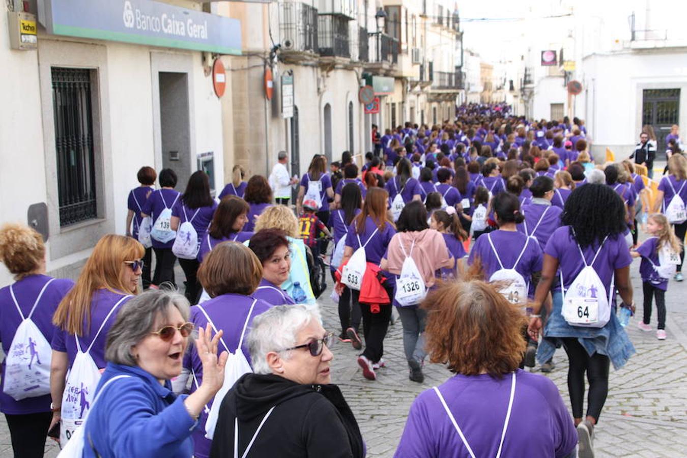 El pasado 30 de marzo se celebró la IV Carrera de la Mujer de Arroyo de la Luz, con más de 1.400 participantes, organizada por la Fundación Jóvenes y Deporte en colaboración con el Instituto de la Mujer de Extremadura y el Ayuntamiento de la localidad, con el apoyo de la Diputación de Cáceres y, este año además, con la participación y patrocinio de Banco Santander. La salida fue desde la Plaza de la Constitución, con un recorrido de 3 kilómetros por el centro de la ciudad. La madrina autonómica fue Esperanza Mendoza, árbitra extremeña de baloncesto internacional y única mujer que arbitra encuentros de liga ACB, que no pudo asistir por problemas de agenda, y la madrina local Chelo Carrasco, presidenta de la Asociación de la Mujer de Arroyo de la Luz. 
