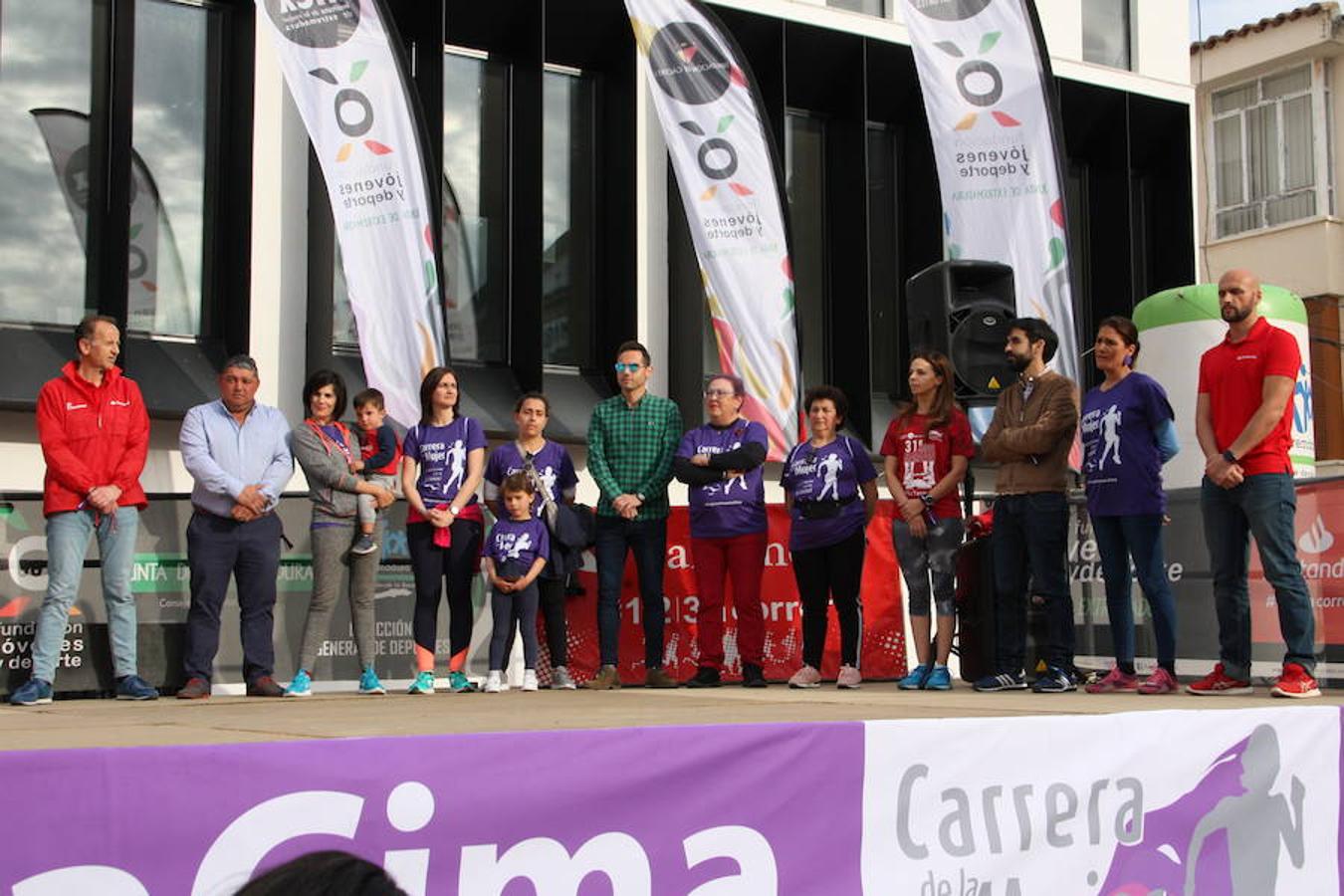 El pasado 30 de marzo se celebró la IV Carrera de la Mujer de Arroyo de la Luz, con más de 1.400 participantes, organizada por la Fundación Jóvenes y Deporte en colaboración con el Instituto de la Mujer de Extremadura y el Ayuntamiento de la localidad, con el apoyo de la Diputación de Cáceres y, este año además, con la participación y patrocinio de Banco Santander. La salida fue desde la Plaza de la Constitución, con un recorrido de 3 kilómetros por el centro de la ciudad. La madrina autonómica fue Esperanza Mendoza, árbitra extremeña de baloncesto internacional y única mujer que arbitra encuentros de liga ACB, que no pudo asistir por problemas de agenda, y la madrina local Chelo Carrasco, presidenta de la Asociación de la Mujer de Arroyo de la Luz. 