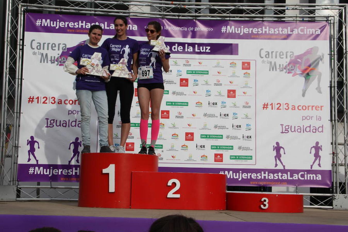 El pasado 30 de marzo se celebró la IV Carrera de la Mujer de Arroyo de la Luz, con más de 1.400 participantes, organizada por la Fundación Jóvenes y Deporte en colaboración con el Instituto de la Mujer de Extremadura y el Ayuntamiento de la localidad, con el apoyo de la Diputación de Cáceres y, este año además, con la participación y patrocinio de Banco Santander. La salida fue desde la Plaza de la Constitución, con un recorrido de 3 kilómetros por el centro de la ciudad. La madrina autonómica fue Esperanza Mendoza, árbitra extremeña de baloncesto internacional y única mujer que arbitra encuentros de liga ACB, que no pudo asistir por problemas de agenda, y la madrina local Chelo Carrasco, presidenta de la Asociación de la Mujer de Arroyo de la Luz. 