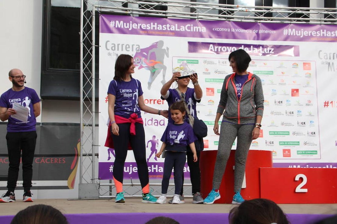 El pasado 30 de marzo se celebró la IV Carrera de la Mujer de Arroyo de la Luz, con más de 1.400 participantes, organizada por la Fundación Jóvenes y Deporte en colaboración con el Instituto de la Mujer de Extremadura y el Ayuntamiento de la localidad, con el apoyo de la Diputación de Cáceres y, este año además, con la participación y patrocinio de Banco Santander. La salida fue desde la Plaza de la Constitución, con un recorrido de 3 kilómetros por el centro de la ciudad. La madrina autonómica fue Esperanza Mendoza, árbitra extremeña de baloncesto internacional y única mujer que arbitra encuentros de liga ACB, que no pudo asistir por problemas de agenda, y la madrina local Chelo Carrasco, presidenta de la Asociación de la Mujer de Arroyo de la Luz. 
