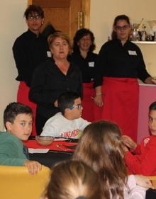 Imagen secundaria 2 - Los alumnos de la Escuela Ciconia, junto a la directora, sirven a los escolares los desayunos saludables 