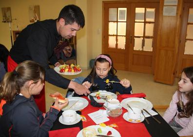 Imagen secundaria 1 - Los alumnos de la Escuela Ciconia, junto a la directora, sirven a los escolares los desayunos saludables 