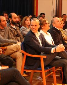 Imagen secundaria 2 - Presentación y discurso de Carlos Caro. En la última, en un momento antes de subir al escenario 