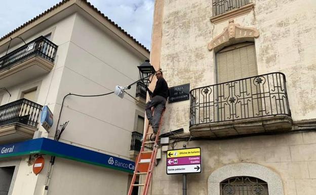 Comienza la instalación de la nueva iluminación led en Arroyo de la Luz