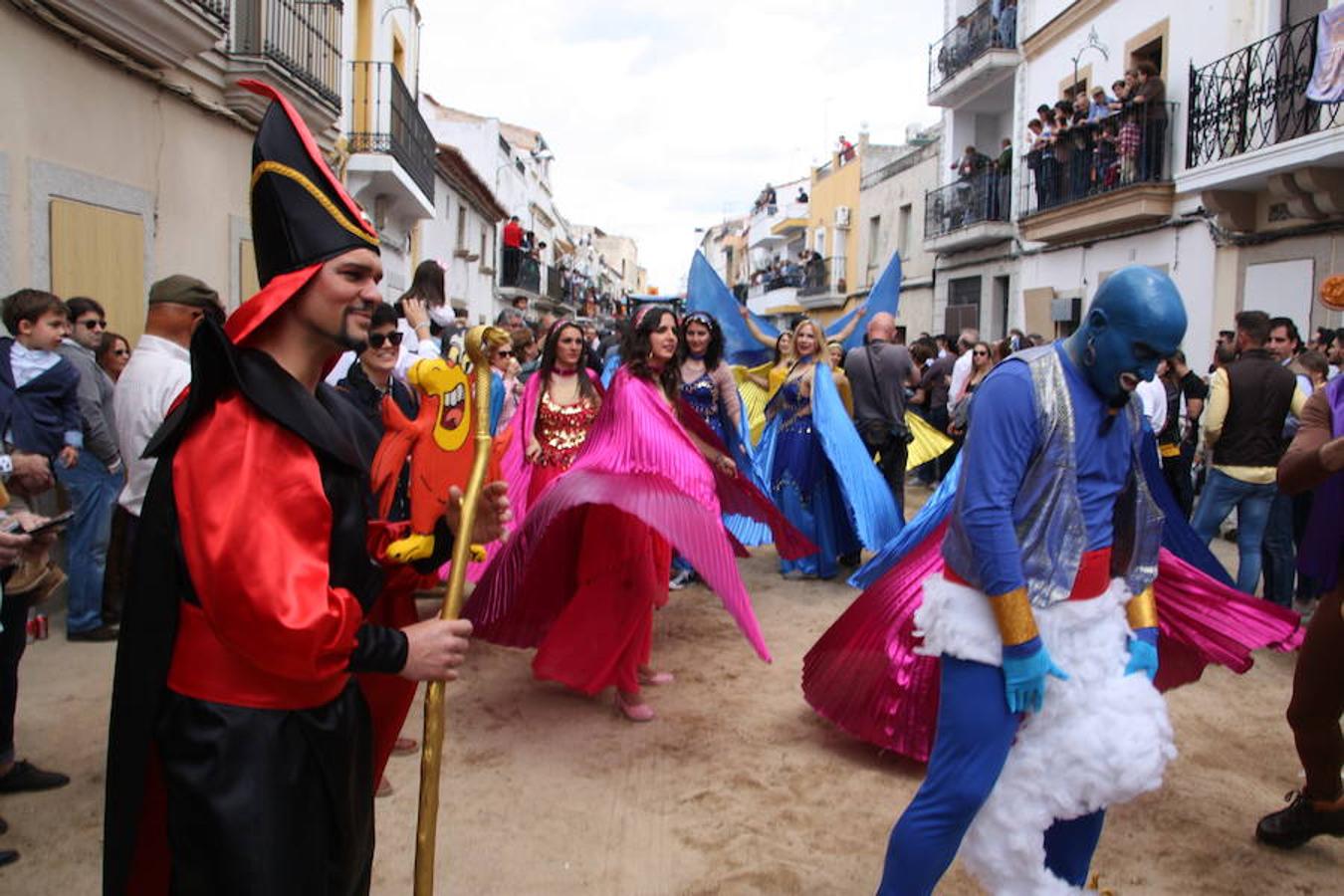 El pasado 22 de abril Arroyo de la Luz volvió a vibrar con el galopar de los caballos que recorrieron la Corredera, ocupada por unas 15.000 personas. En la fiesta participaron 160 jinetes y 4 carrozas, con unos 450 participantes. 