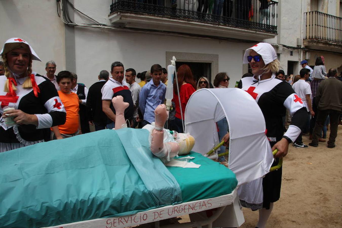 El pasado 22 de abril Arroyo de la Luz volvió a vibrar con el galopar de los caballos que recorrieron la Corredera, ocupada por unas 15.000 personas. En la fiesta participaron 160 jinetes y 4 carrozas, con unos 450 participantes. 
