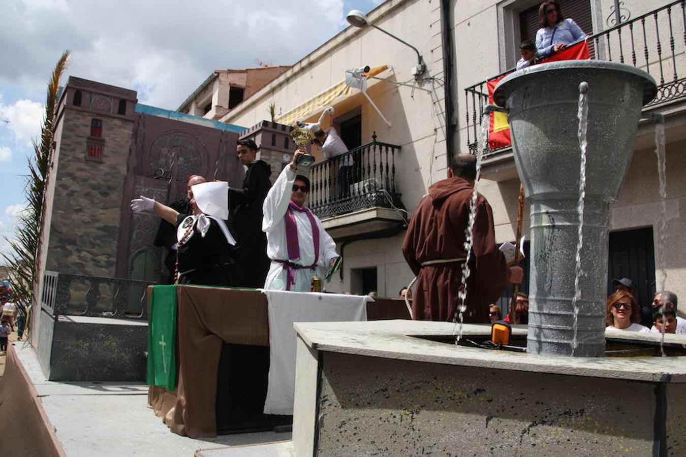 El pasado 22 de abril Arroyo de la Luz volvió a vibrar con el galopar de los caballos que recorrieron la Corredera, ocupada por unas 15.000 personas. En la fiesta participaron 160 jinetes y 4 carrozas, con unos 450 participantes. 