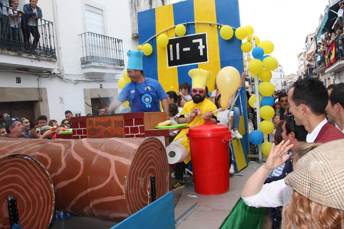 El pasado 22 de abril Arroyo de la Luz volvió a vibrar con el galopar de los caballos que recorrieron la Corredera, ocupada por unas 15.000 personas. En la fiesta participaron 160 jinetes y 4 carrozas, con unos 450 participantes. 