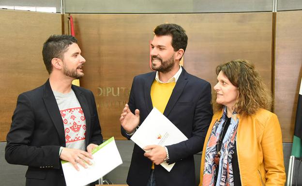 La Diputación y la Federación Extremeña de Folclore presentan las actividades que recorrerán 45 municipios de la provincia en los próximos meses