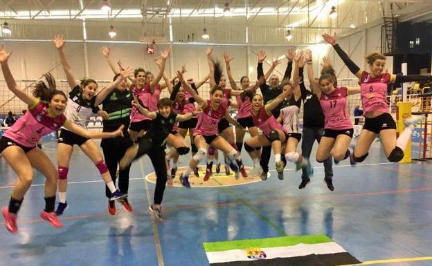 Alegría del equipo tras el partido 