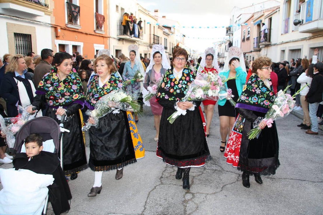 El 25 de abril la Virgen de la Luz volvió a la Iglesia Ntra. Sra. de la Asunción acompañada por cientos de vecinos, muchos de ellos ataviados con la ropa típica y con mantillas. 