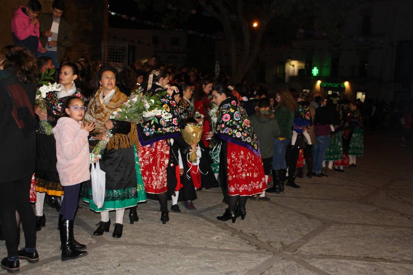 El 25 de abril la Virgen de la Luz volvió a la Iglesia Ntra. Sra. de la Asunción acompañada por cientos de vecinos, muchos de ellos ataviados con la ropa típica y con mantillas. 