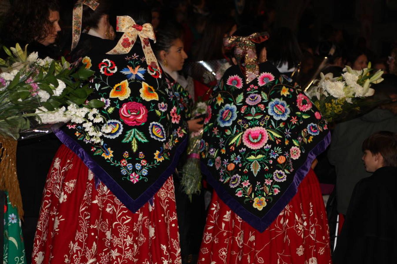 El 25 de abril la Virgen de la Luz volvió a la Iglesia Ntra. Sra. de la Asunción acompañada por cientos de vecinos, muchos de ellos ataviados con la ropa típica y con mantillas. 