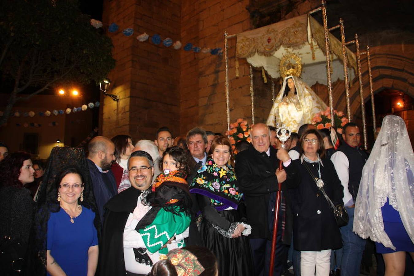 El 25 de abril la Virgen de la Luz volvió a la Iglesia Ntra. Sra. de la Asunción acompañada por cientos de vecinos, muchos de ellos ataviados con la ropa típica y con mantillas. 