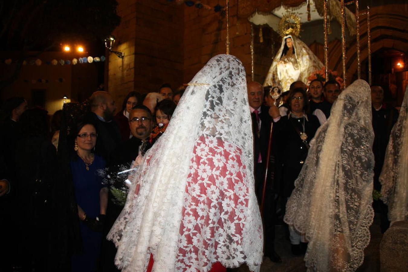 El 25 de abril la Virgen de la Luz volvió a la Iglesia Ntra. Sra. de la Asunción acompañada por cientos de vecinos, muchos de ellos ataviados con la ropa típica y con mantillas. 