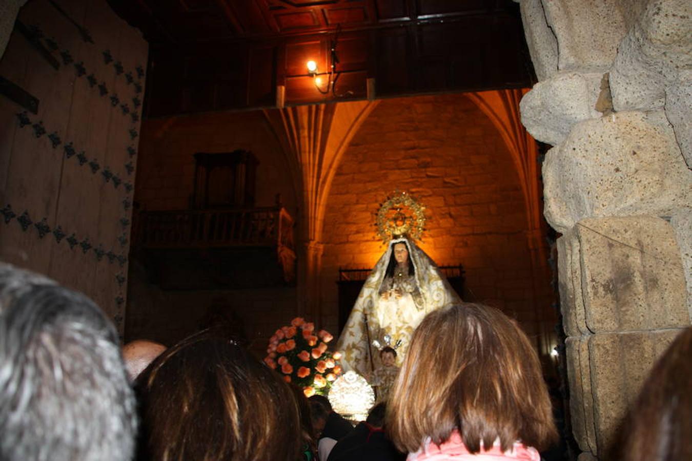 El 25 de abril la Virgen de la Luz volvió a la Iglesia Ntra. Sra. de la Asunción acompañada por cientos de vecinos, muchos de ellos ataviados con la ropa típica y con mantillas. 