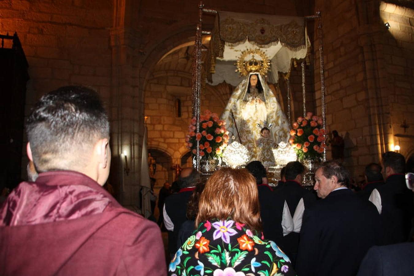 El 25 de abril la Virgen de la Luz volvió a la Iglesia Ntra. Sra. de la Asunción acompañada por cientos de vecinos, muchos de ellos ataviados con la ropa típica y con mantillas. 