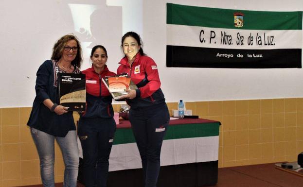 Los libros regalados por el C.O.I. pasarán a formar parte del fondo bibliográfico del centro. 