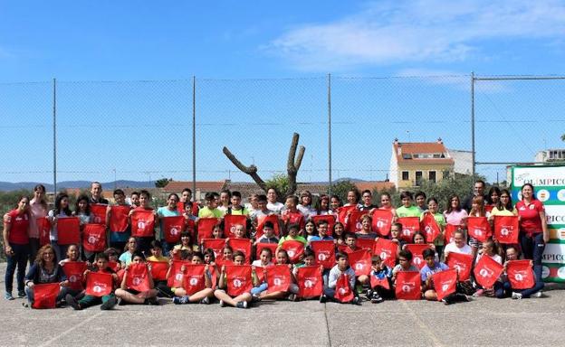 Participantes en la jornada con las mochilas entregadas por las gimnastas .